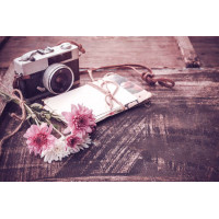 Винтажный фотоаппарат, письма и цветы на столе