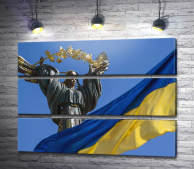 Флаг Украины на фоне Монумента Независимости