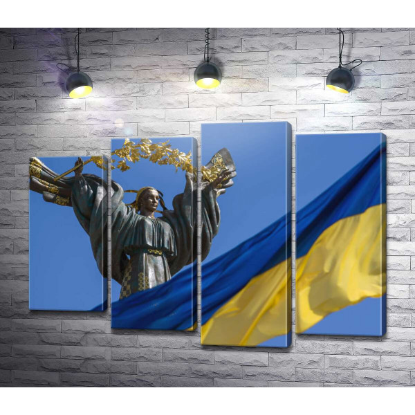 Прапор України на тлі Монументу Незалежності