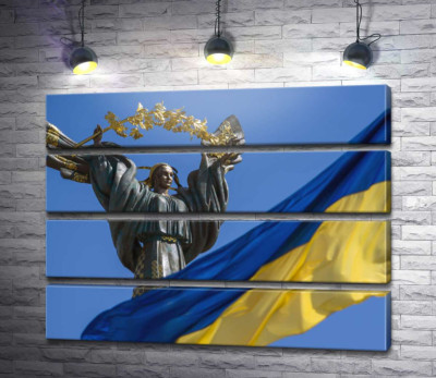 Прапор України на тлі Монументу Незалежності