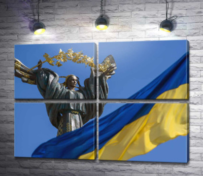 Флаг Украины на фоне Монумента Независимости