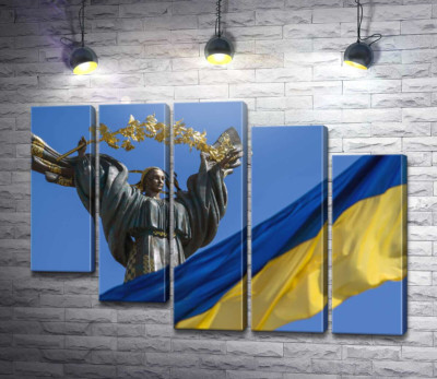 Модульная картина "Флаг Украины на фоне Монумента Независимости"