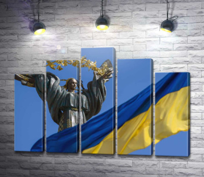 Прапор України на тлі Монументу Незалежності