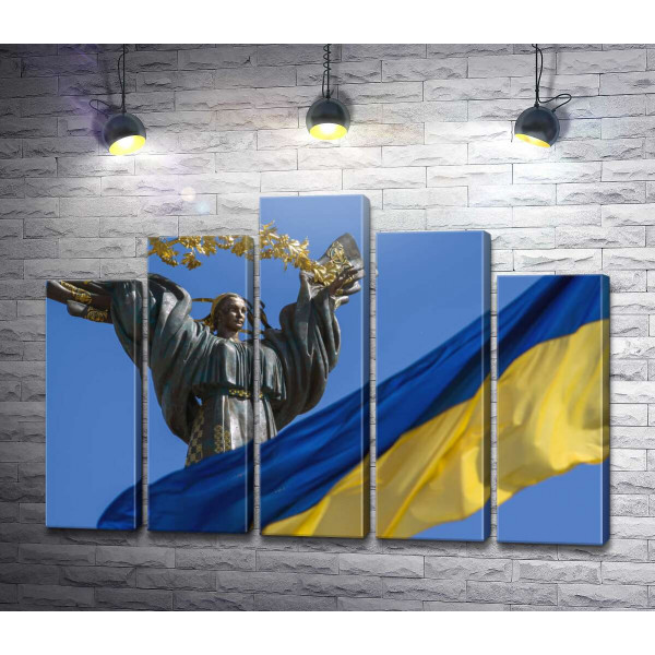 Флаг Украины на фоне Монумента Независимости