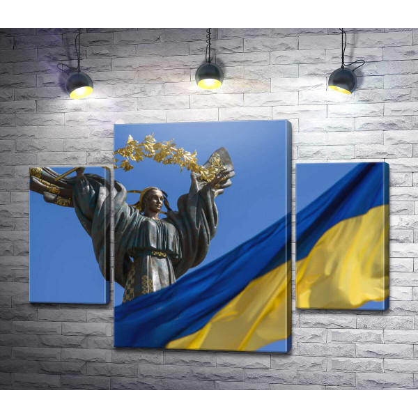 Флаг Украины на фоне Монумента Независимости