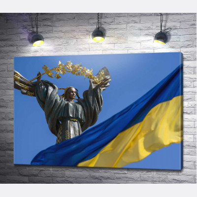 Флаг Украины на фоне Монумента Независимости