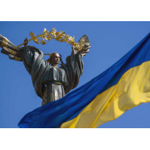 Прапор України на тлі Монументу Незалежності