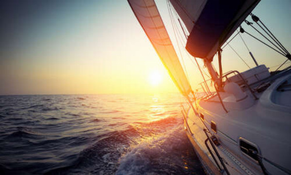 Яхта в море на закате солнца