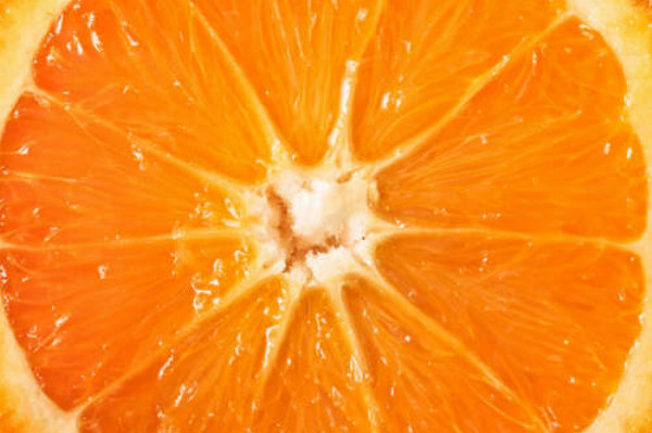 Разрез апельсина крупным планом