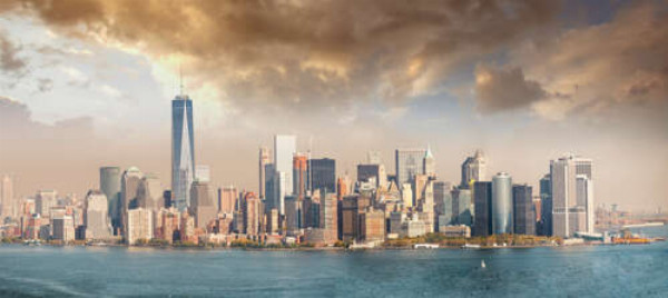Панорама Нью-Йорка над хмарами, що згущуються