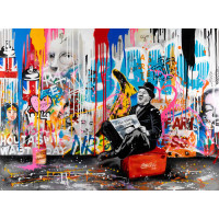 Арт граффити с Чарли Чаплином с газетой