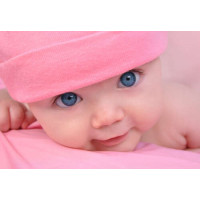 Чистий погляд блакитних очей немовляти