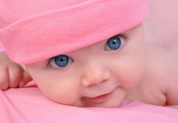 Чистий погляд блакитних очей немовляти