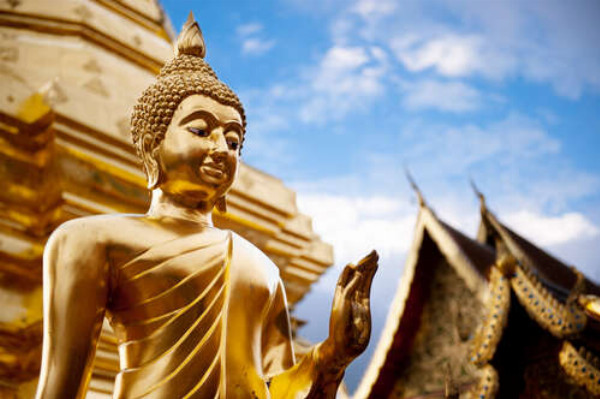 Золотая статуя будды
