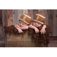 Младенцы в вязанных шапочках-регби