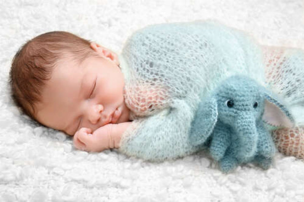 Сон немовляти оберігає м'який слоник