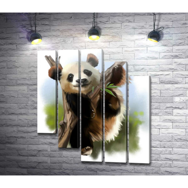 Радостная панда жует бамбук на ветке