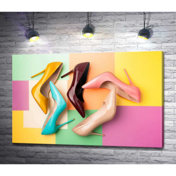 Разноцветные женские туфли на шпильке