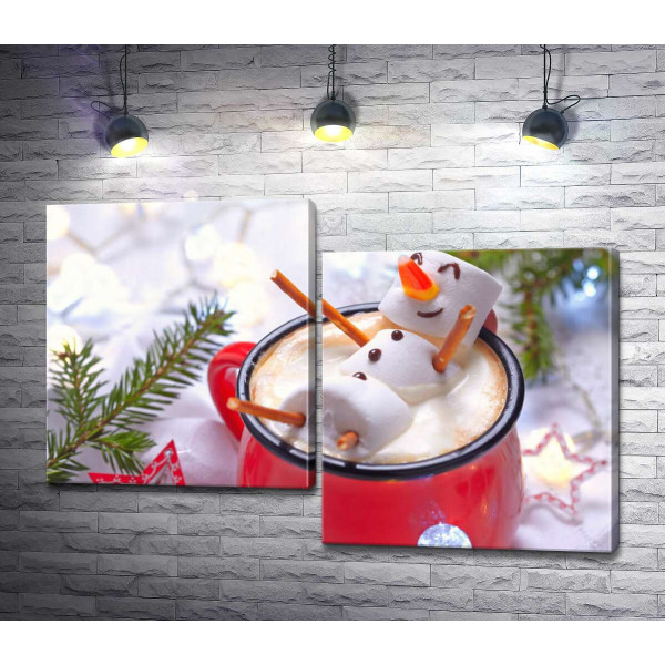 Веселый снеговик-маршмеллоу отдыхает в чашке рождественского какао