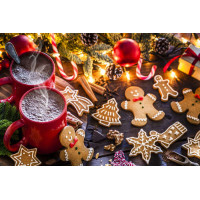 Різдвяна атмосфера: імбирні пряники та дві чашки какао біля ялинки