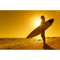 Дівчина серфер на березі океану з дошкою