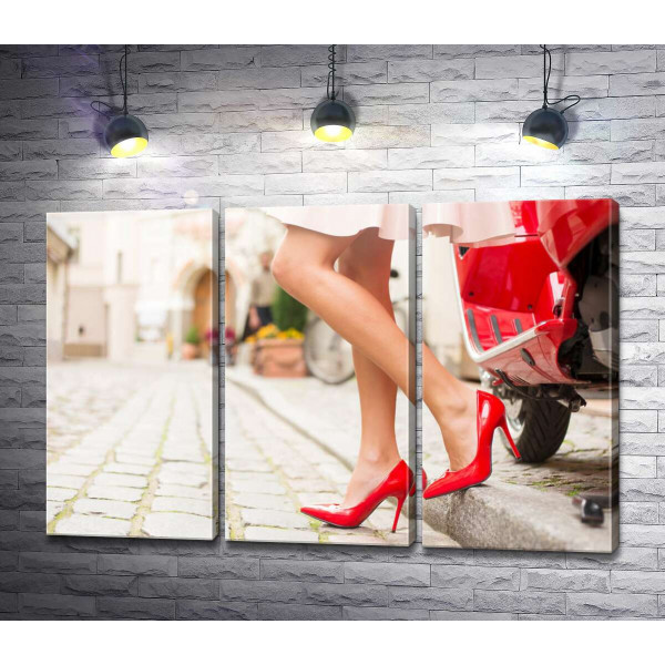 Дівчина в червоних туфлях на затишній вуличці