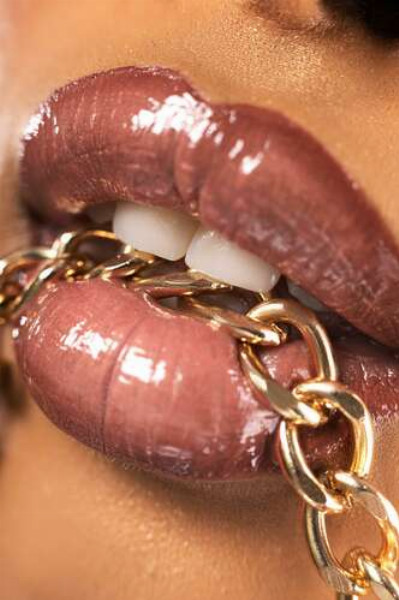 Золотая цепочка и женские губы