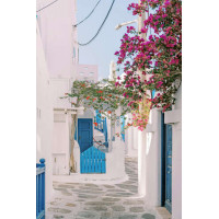Білі затишні грецькі вулички з рожевими квітами