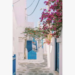 Белые уютные греческие улочки с розовыми цветами