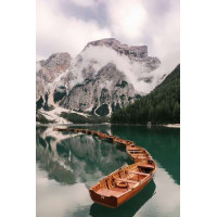 Дерев'яні човни вишикувалися в ряд на гірському озері