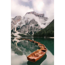 Дерев'яні човни вишикувалися в ряд на гірському озері