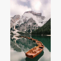 Деревянные лодки выстроились в ряд на горном озере