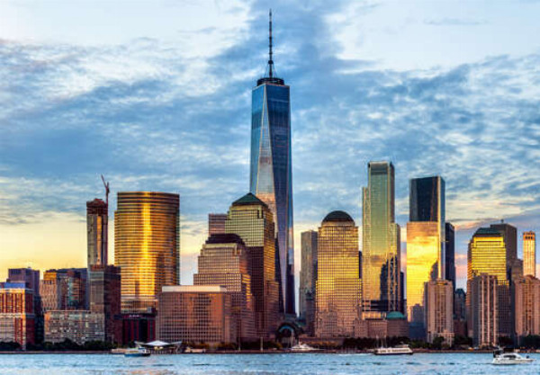 Панорама на архитектуру Нью Йорка в золотистых лучах заката