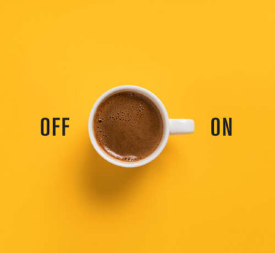 Чашка кави та напис "On - Off"