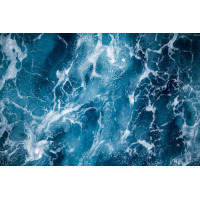 Темно-синие глубины бушующего моря