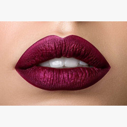 Сочно-пурпурные женские губы
