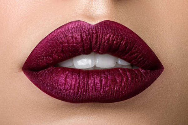 Соковито-пурпурні жіночі губи