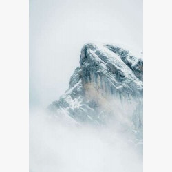 Пик горы сквозь густой туман