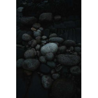 Морские камни в темноте