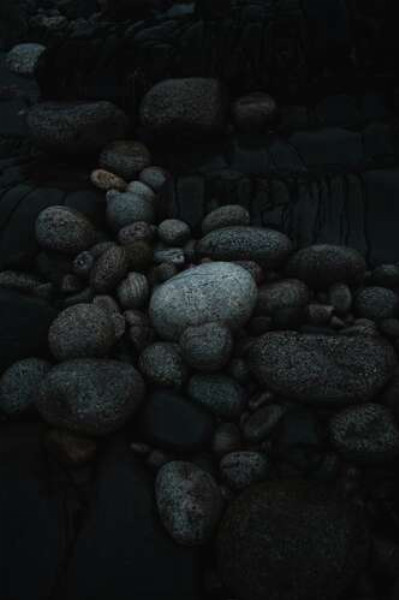 Морські камені у темряві