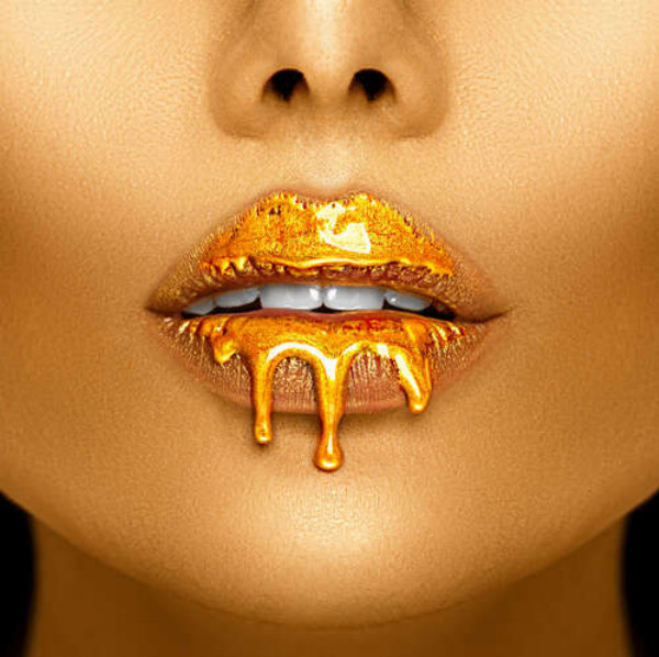 Жидкое золото на губах сексуальной девушки