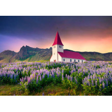 Церквушка в лавандовом поле на закате