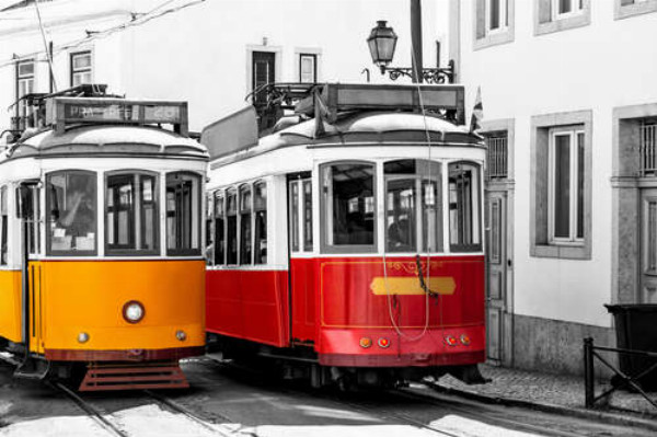 Красный и желтый ретро трамваи