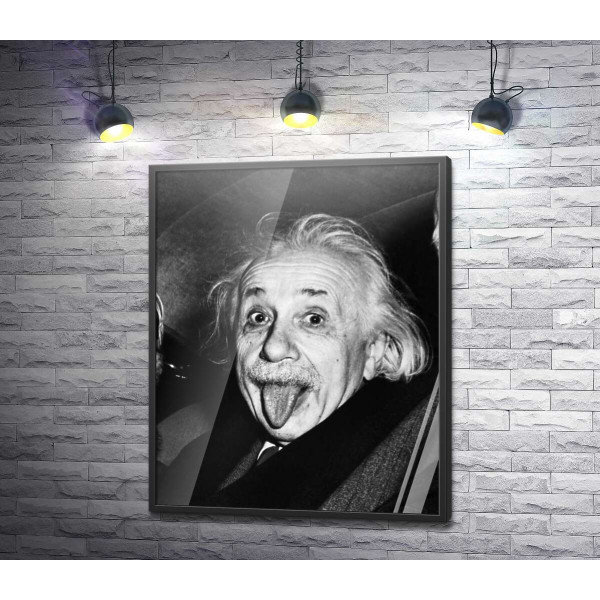 Альберт Эйнштейн с высунутым языком