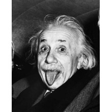 Альберт Ейнштейн з висунутим язиком