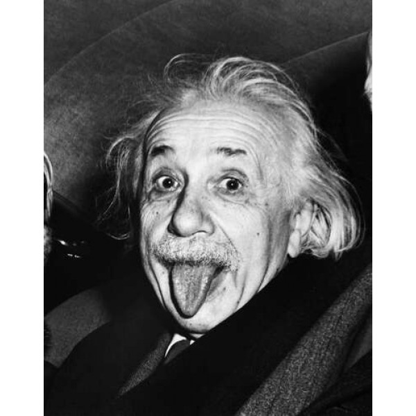 Альберт Ейнштейн з висунутим язиком