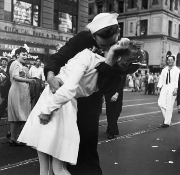 Поцілунок на Таймс Сквер на честь перемоги