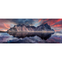 Чарівні гори, що відображаються у воді на тлі кольорового заходу сонця