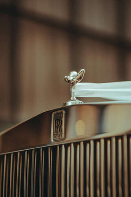 Знак Rolls Royce на капоті