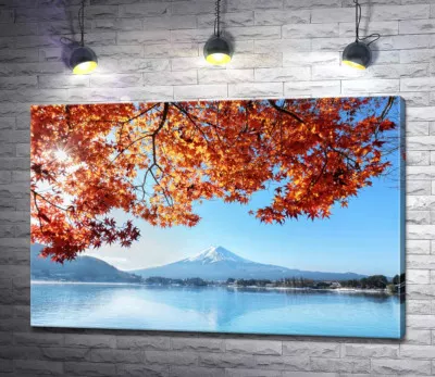 Осенний вид на гору Фудзи (Mount Fuji) из вод озера